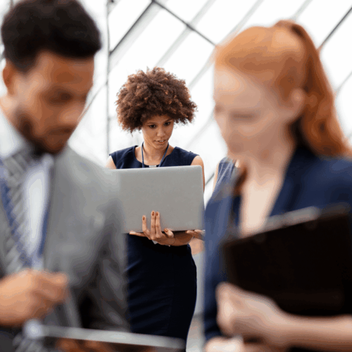 personas utilizando un portal de proveedores eficaz para la gestión de expedientes persona trabajando en una auditoria y revisando expediente de proveedores digital