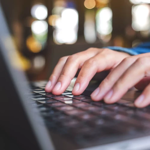 Closeup image of a woman working and typing on laptop computer k persona trabajando en la gestión de proveedores