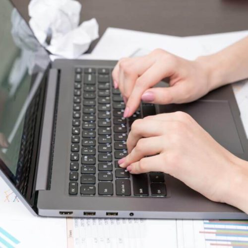gestión de expedientes digitales en la nube y sin papeleo persona gestionando expedientes de proveedores en la nube